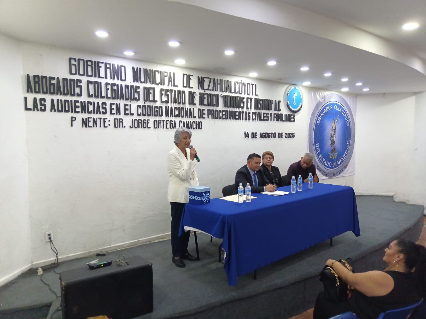 Fotografía profesional adjunta en actividad colegiada