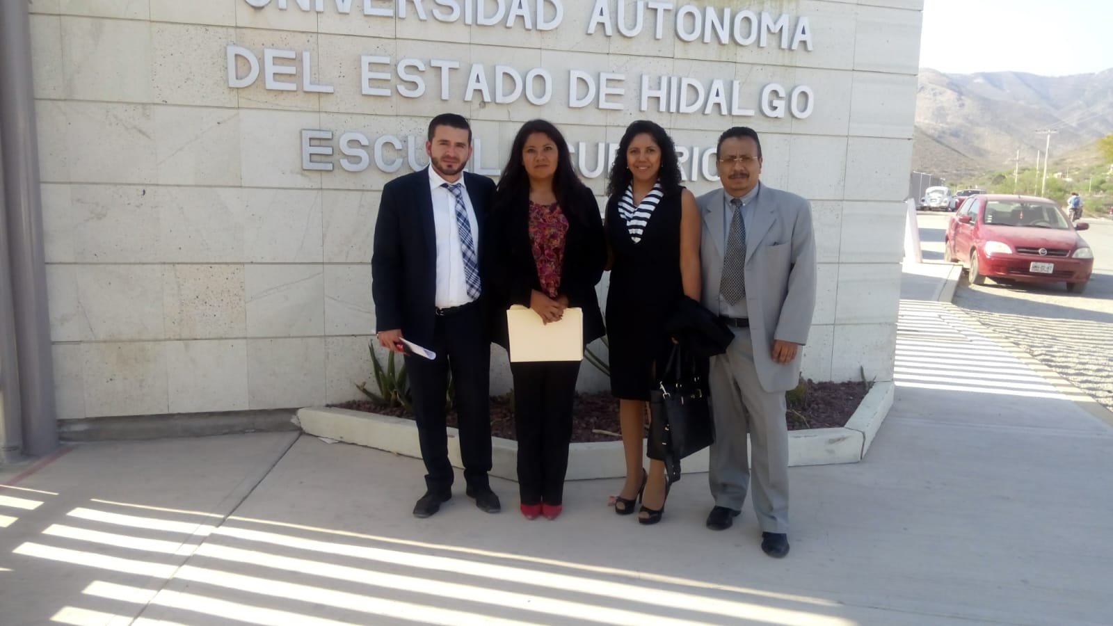 Fotografía profesional adjunta en actividad institucional
